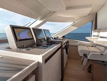 Monte Carlo Yachts MCY 105 Skylounge, Helm Station