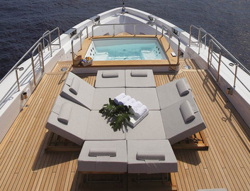 Benetti Mediterraneo 116, Deck Area