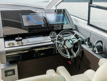 Cruisers 60 Cantius, Helm Station