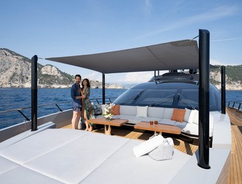 Mangusta 104 REV, Deck Area