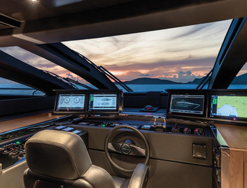 Riva 90&#039; Argo, Helm Station