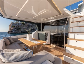 Pearl 62, Deck Area