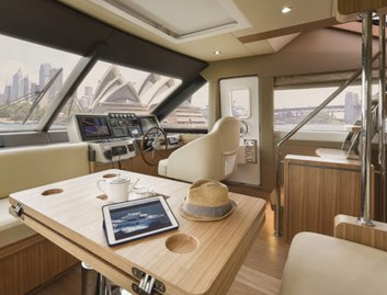 Gulf Craft Nomad 65, Helm Station