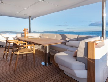 Azimut Grande 32M, Deck Area