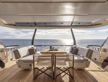 Ferretti 1000, Deck Area