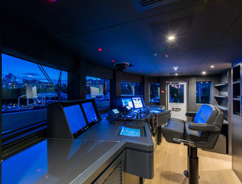 Benetti Mediterraneo 116, Helm Station