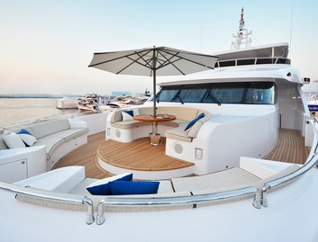 Gulf Craft Majesty 135, Deck Area