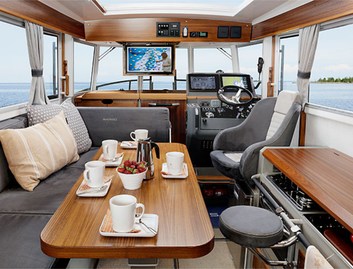 Sargo 33 Explorer, Helm Station