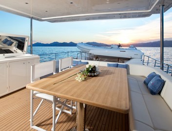 Apreamare Maestro 82, Fly Deck/Sportdeck