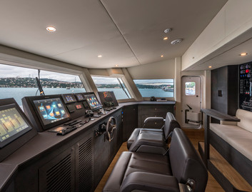 Numarine 32 XP, Helm Station