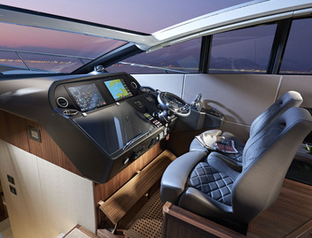 Sunseeker Predator 57 Mk2, Helm Station