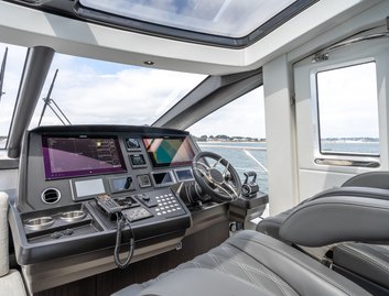 Sunseeker Predator 74 XPS, Helm Station