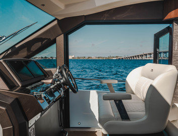 Galeon 410 HTC, Helm Station