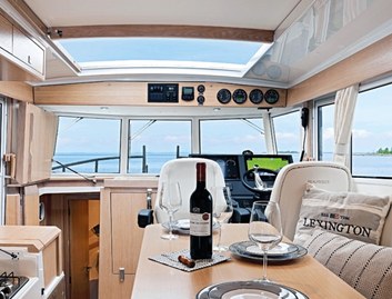 Sargo 36 Mk2, Helm Station