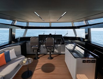 CL Yachts CLX96, Helm Station