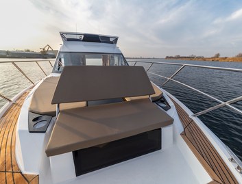 Galeon 360 Fly, Deck Area