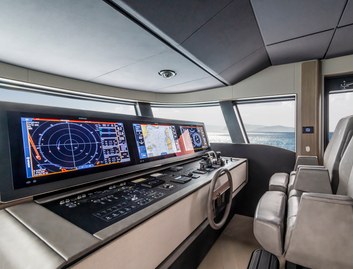 Ferretti INFYNITO 90, Helm Station