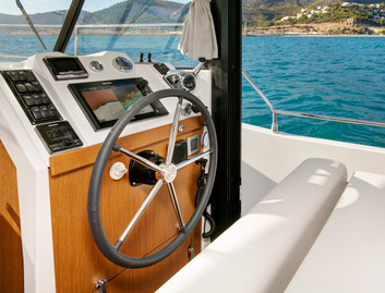 Beneteau Swift Trawler 35, Helm Station