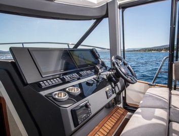 440 Marex, Helm Station