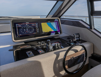 Ferretti 580, Helm Station