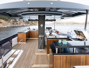 Sirena 68, Fly Deck/Sportdeck