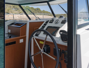 Beneteau Swift Trawler 30, Helm Station