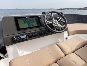 Nimbus 405 Flybridge, Helm Station