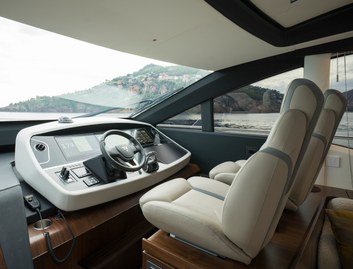 Fairline Phantom 65, Helm Station