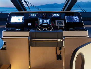 Azimut Grande 32M, Helm Station