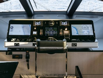 Azimut Grande 35 Metri, Helm Station