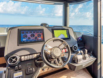 Absolute Navetta 52 Gen 2, Helm Station