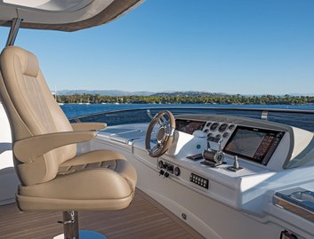 Lagoon Seventy 8, Helm Station