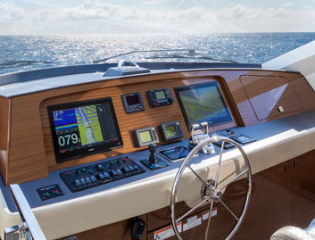 Hatteras M75 Panacera, Helm Station