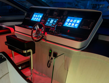 Azimut Grande 30 Metri, Helm Station