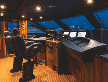 Benetti Fast 125, Helm Station