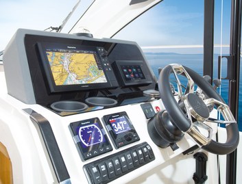 Sealine C390, Helm Station