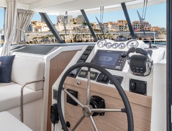 Beneteau Swift Trawler 41 Sedan, Helm Station