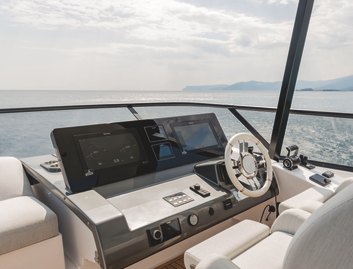 Azimut Fly 72 Mk3, Helm Station