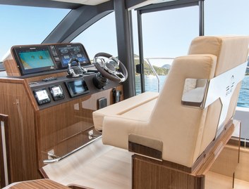 Sealine C430, Helm Station