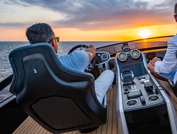 Sunseeker 65 Sport Yacht, Helm Station