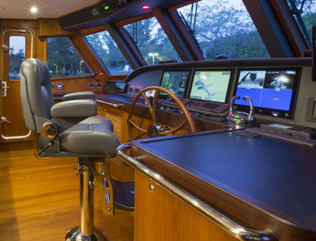 Outer Reef 700 / 720  Motoryacht, Helm Station