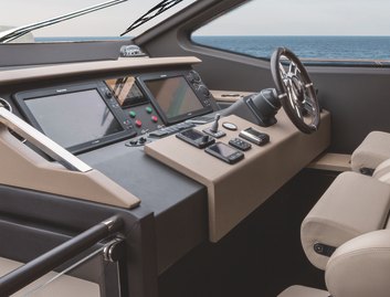 Azimut 66 Gen 1, Helm Station