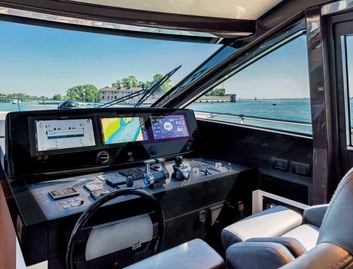 Ferretti 670 Gen 1, Helm Station