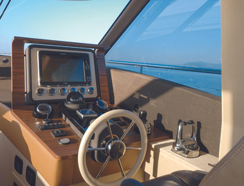 Azimut Magellano 53, Helm Station