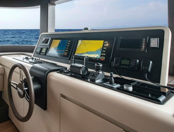 Gulf Craft Nomad 75 SUV, Helm Station