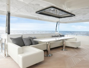 Ocean Alexander 30R , Deck Area