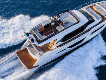 Ferretti 580, Deck Area