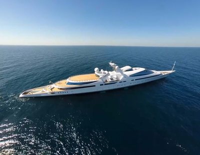 Side view of Yas yacht for visual comparison