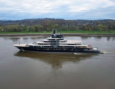 Side view of Luminance yacht for visual comparison