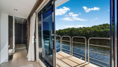 95 YACHT For Sale image25